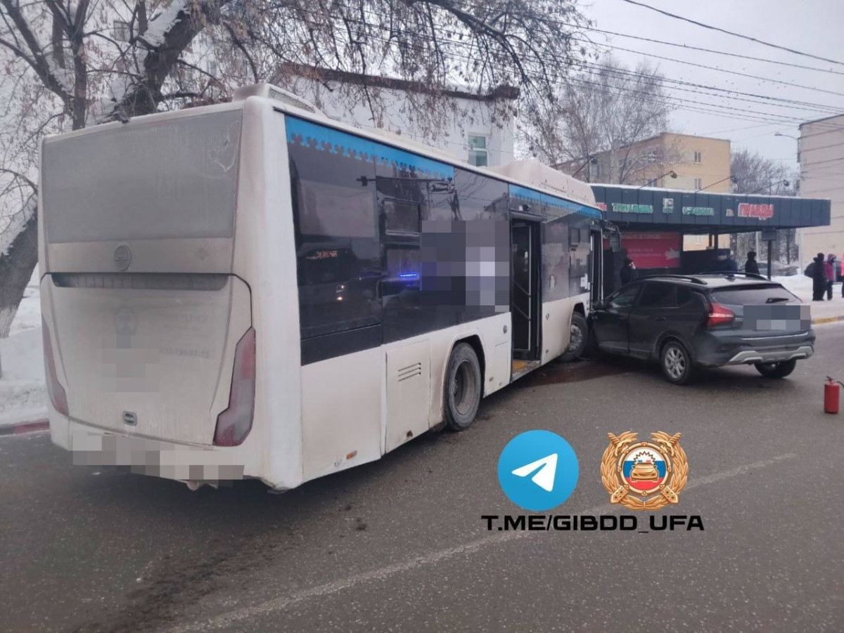 В Уфе автобус врезался в остановку, пострадал водитель легковушки