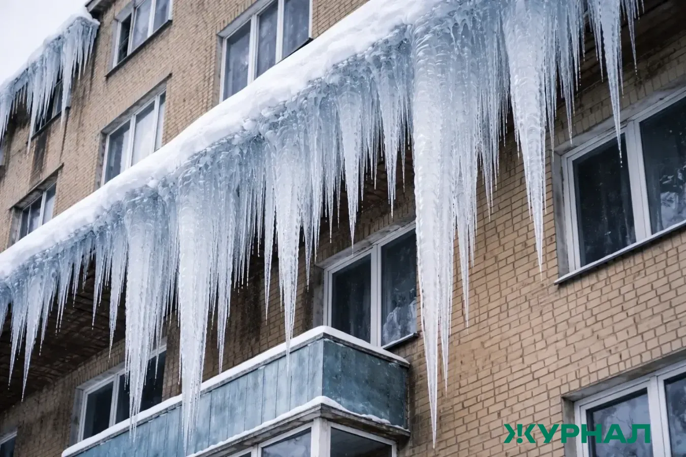 Замерзшая глыба льда на улице Ленина мешает уфимцам проезду