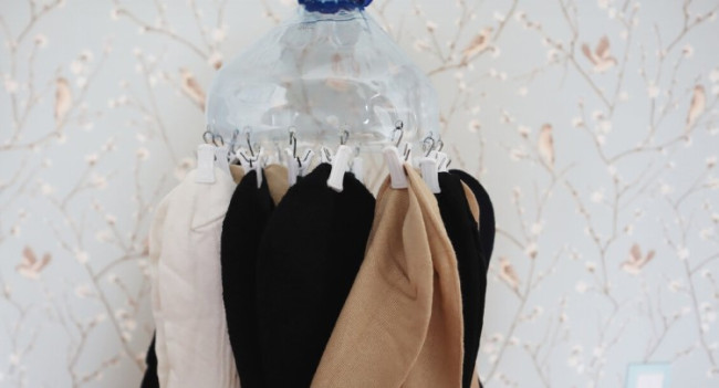 Сушка носков из 5-литровой бутылки: простой лайфхак для экономии места