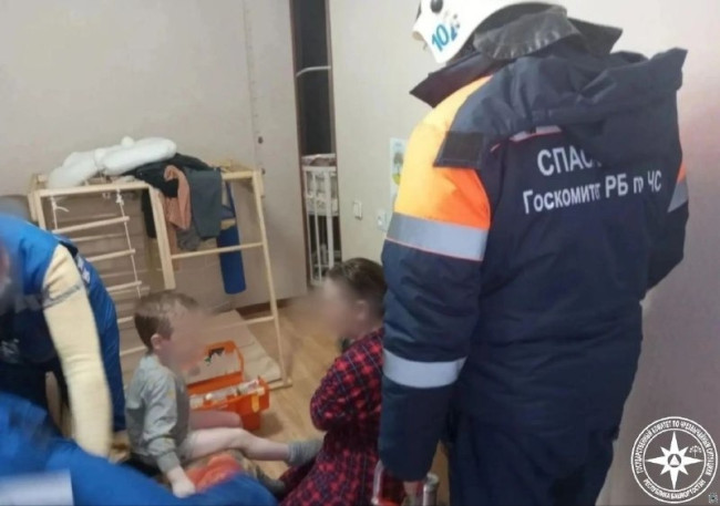 В Башкирии спасатели освободили мальчика, застрявшего в батарее