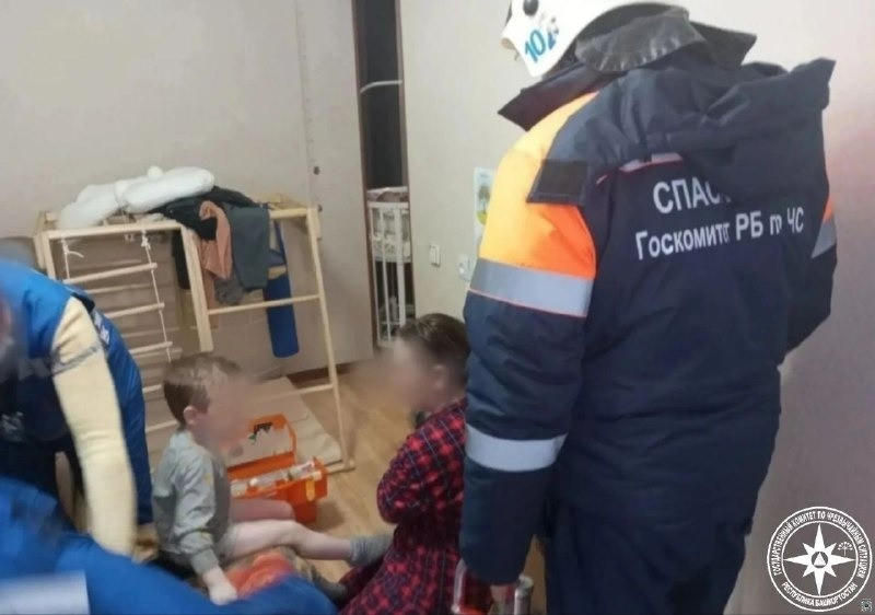 В Башкирии спасатели освободили мальчика, застрявшего в батарее