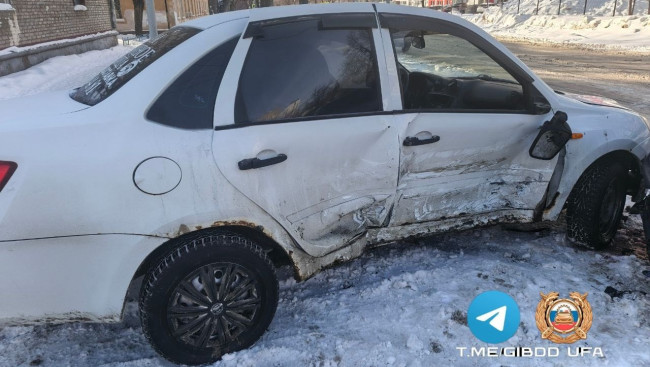 В Уфе произошло столкновение двух автомобилей &laquo;Лада Гранта&raquo;