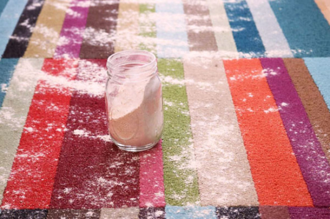 Освежите ковер с помощью простого порошка из лаврового листа и соды