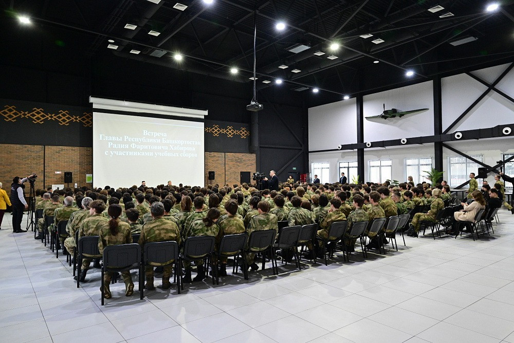 В Башкирии Радий Хабиров встретился с десятиклассниками на учебных сборах