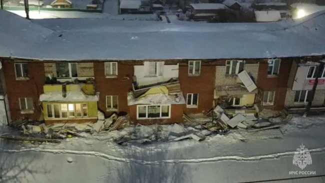 В Кушнаренково обрушилась крыша многоквартирного дома, повреждена газовая труба