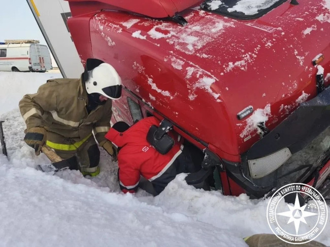 На трассе М-12 в Дюртюлинском районе фура съехала в кювет