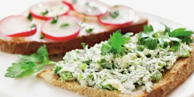 Намазка &laquo;Летний бриз&raquo; с огурцами и редисом для свежего перекуса