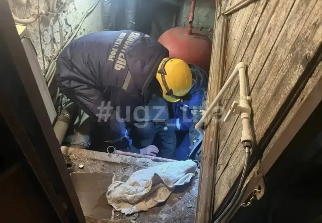 В Уфе спасатели извлекли мужчину из трехметрового подвала жилого дома