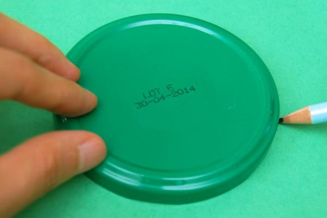 Старые крышки для закаток превращаем в овощерезку: простой лайфхак для дачи и пикника