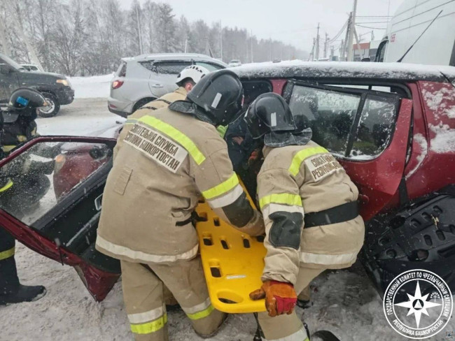 В Уфимском районе спасатели извлекли женщину из зажатого автомобиля после ДТП