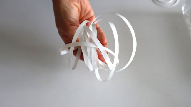 Преобразите стаканчик из-под сметаны в эффективную губку для посуды