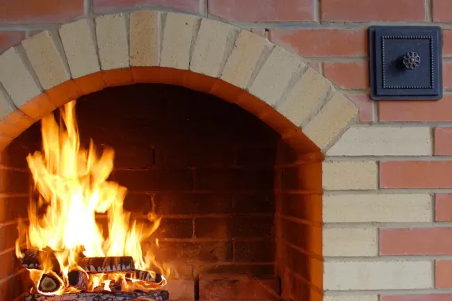 Как легко очистить дымоход: 3 простых способа с осиновыми дровами и солью