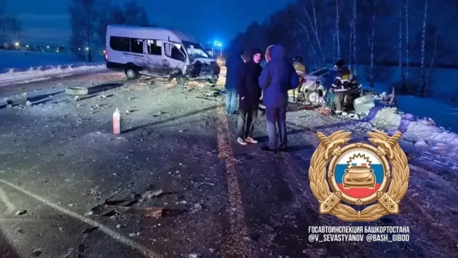Лобовое столкновение легковушки с автобусом в Башкирии унесло жизни двух человек