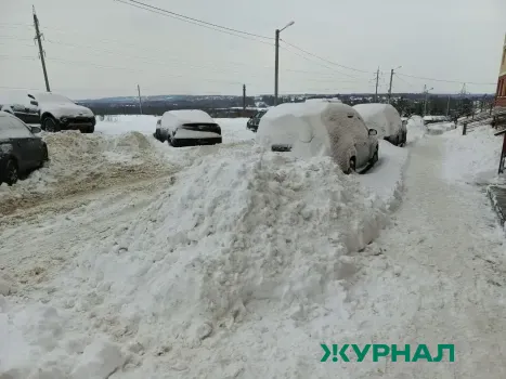 Снег и наледь с крыш повредили 10 автомобилей в Уфе