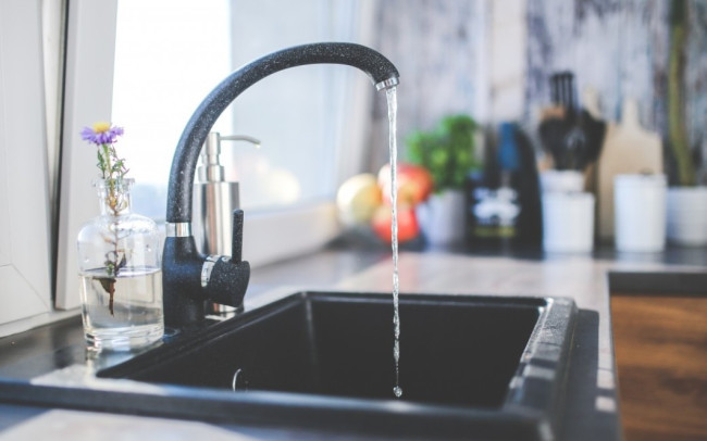 Как быстро устранить капающий кран с помощью швейной нитки за 3 секунды