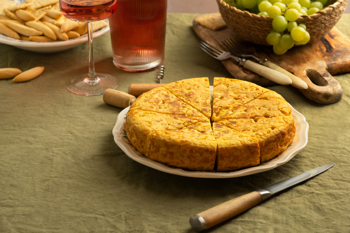 Шарлотка со сливами: простой рецепт, который удивит вкусом и ароматом