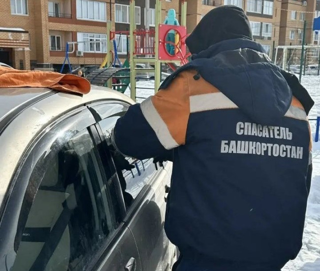 В Уфимском районе спасатели освободили запертого в машине ребенка