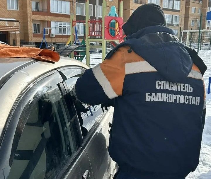 В Уфимском районе спасатели освободили запертого в машине ребенка