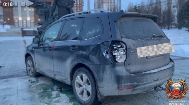 В Уфе водитель Subaru врезался в ограждение памятника Мустаю Кариму