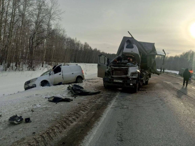 ДТП с грузовиками и легковушкой на трассе М-5 в Башкирии
