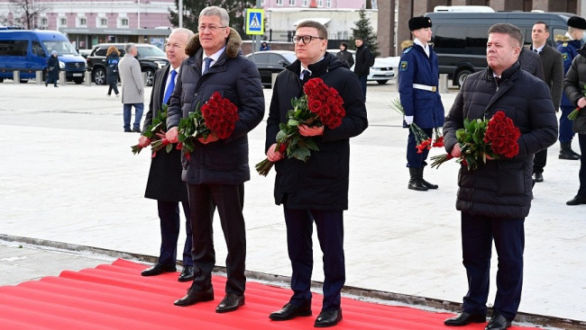 Хабиров и Текслер почтили память воинов у памятника Шаймуратова в Уфе