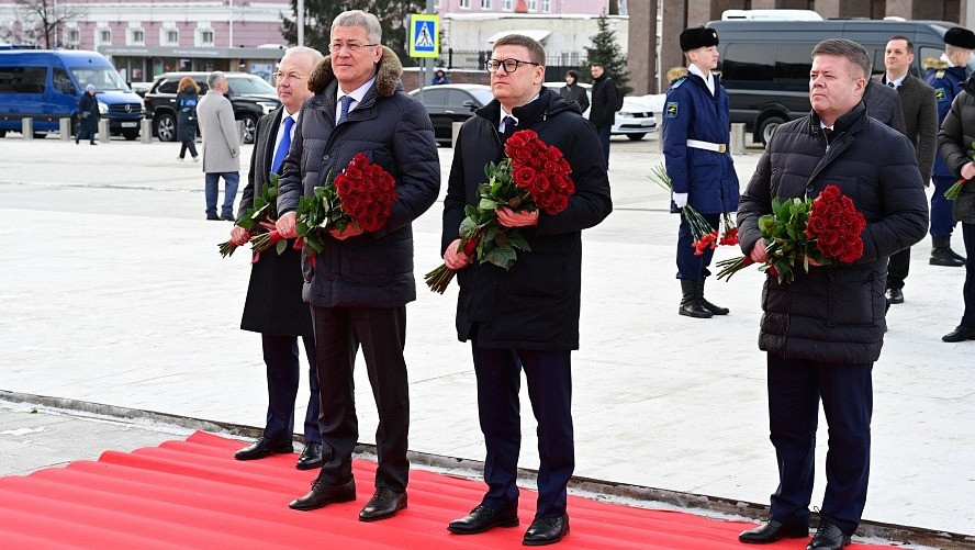 Хабиров и Текслер почтили память воинов у памятника Шаймуратова в Уфе