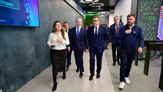 Назаров провел экскурсию по межвузовскому кампусу для Текслера