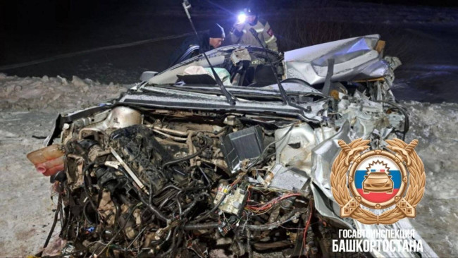 Два человека погибли в ДТП с участием легкового и двух грузовых автомобилей в Башкирии