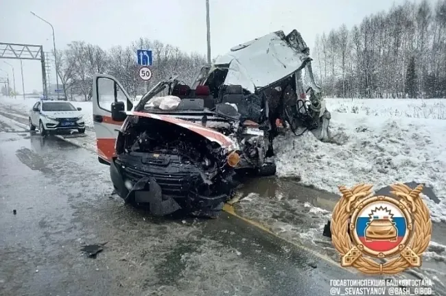 В Башкирии автобус дорожников столкнулся с припаркованным грузовиком