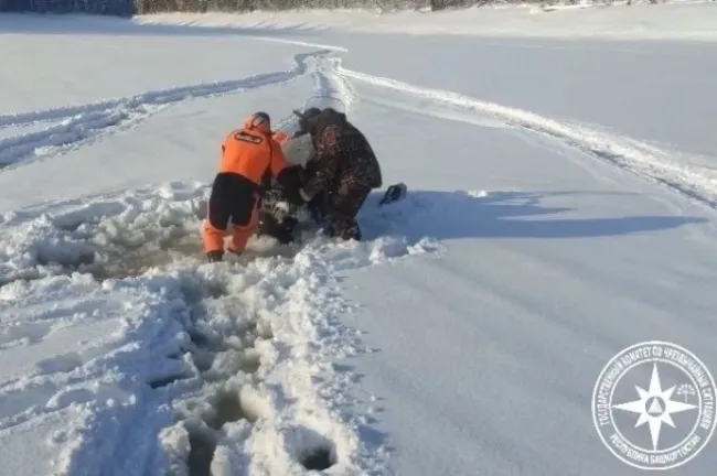 Мужчина на снегоходе застрял в проталине на Павловском водохранилище