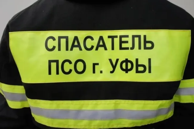 Спасатели освободили мужчину, застрявшего между стеной и трубой в Уфе