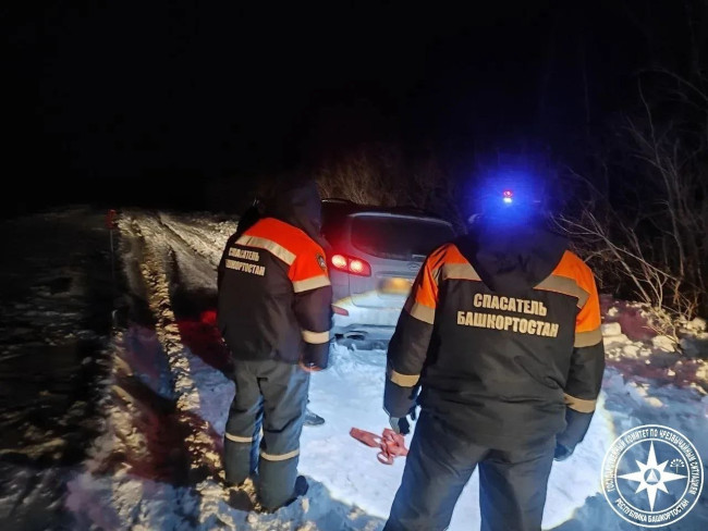 Два человека застряли на трассе в Баймакском районе Башкирии