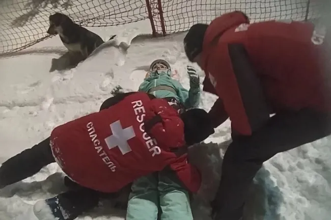 На трассе горнолыжного центра &laquo;Абзаково&raquo; мужчина снес девушку и скрылся, пострадавшей потребовалась операция