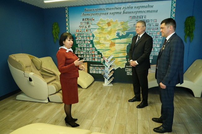 Радий Хабиров посетил обновлённую библиотеку в Верхних Татышлах