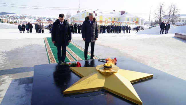 Хабиров возложил цветы к мемориалу в Верхних Татышлах и рассказал о планах по строительству памятников