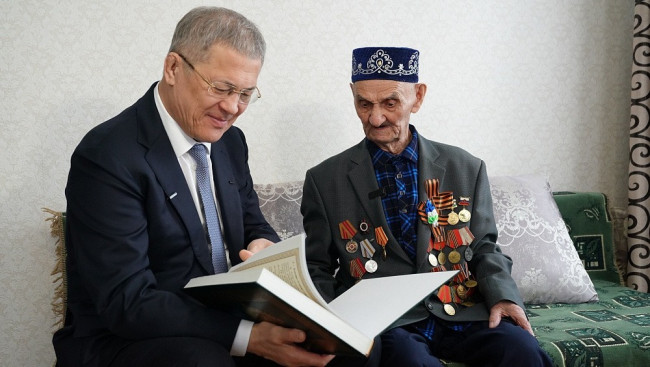 Хабиров посетил ветерана войны Аглиуллина в Стерлитамакском районе