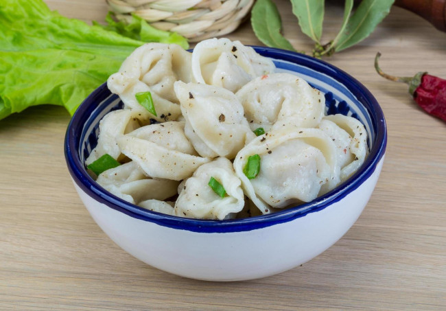 Добавьте эти 3 ингредиента в воду с пельменями и забудьте о слипании