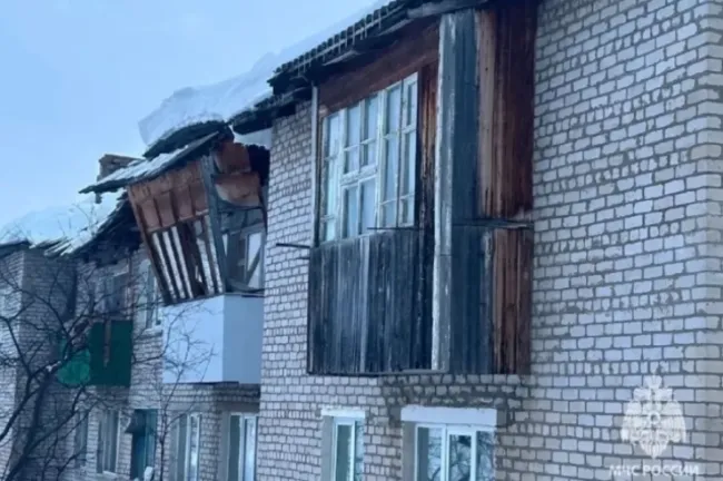 Крыша многоквартирного дома в Краснохолмском обрушилась из-за снега