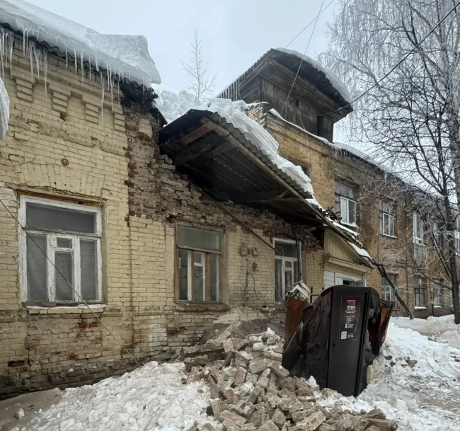 В Уфе обрушилась крыша двухэтажного здания, пострадавших нет