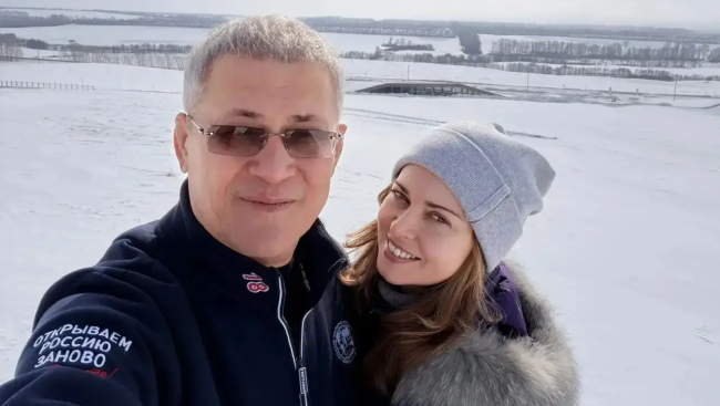 Радий Хабиров посетил мавзолей Тура-хана с семьей и рассказал о планах на будущее