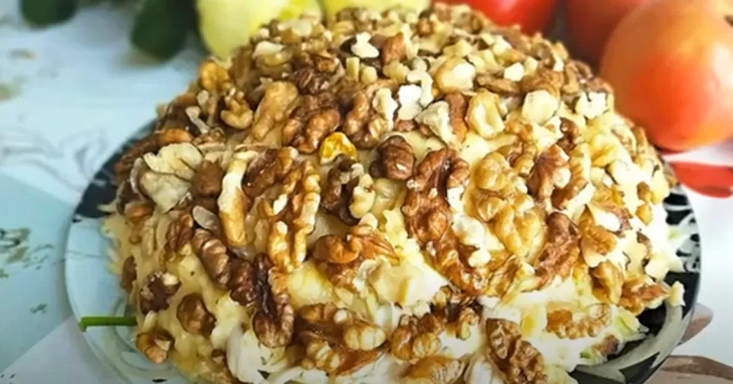 Салат «Чудесный»: сытная альтернатива Оливье с грибами и орехами