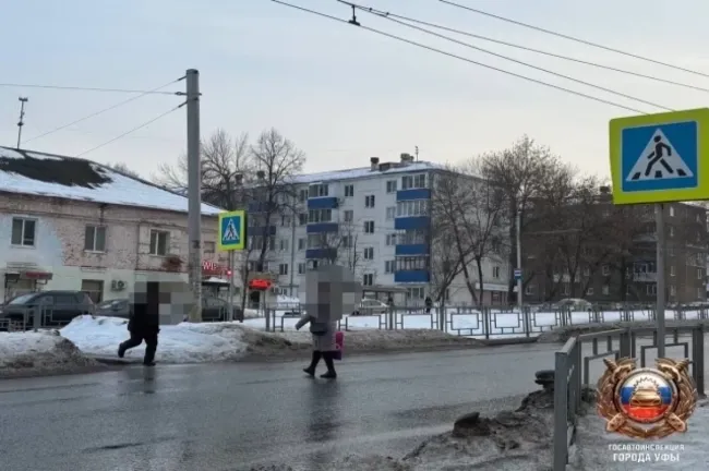 В Уфе на пешеходном переходе сбили женщину и ребенка