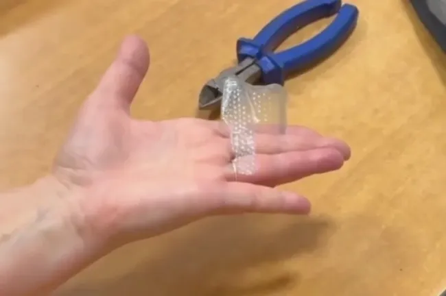 Спасатели Уфы помогли женщине снять застрявшее кольцо с пальца