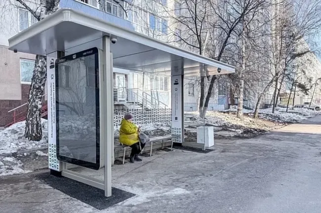 В Уфе установлен первый современный остановочный павильон на Комсомольской