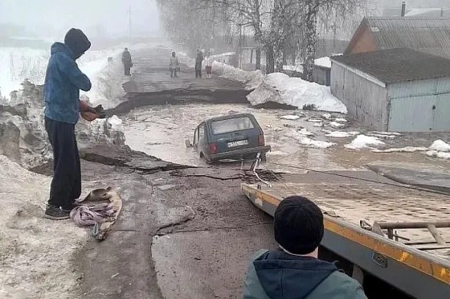 В Башкирии &laquo;Нива&raquo; провалилась в карстовую яму