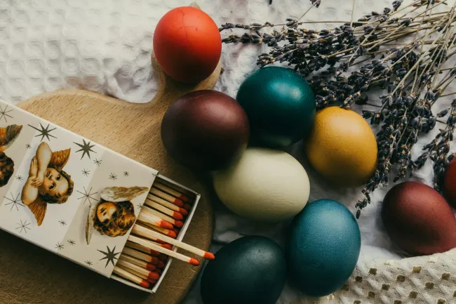 Покраска яиц натуральным красителем за 10 минут: грузинский способ с мареной