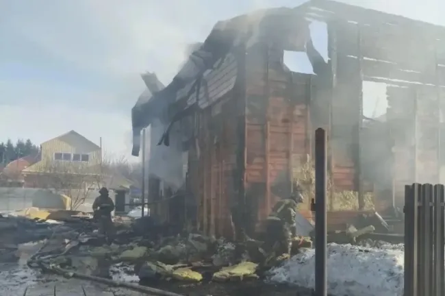 Пожар в строящемся доме в поселке Цветы ликвидирован, жертв нет