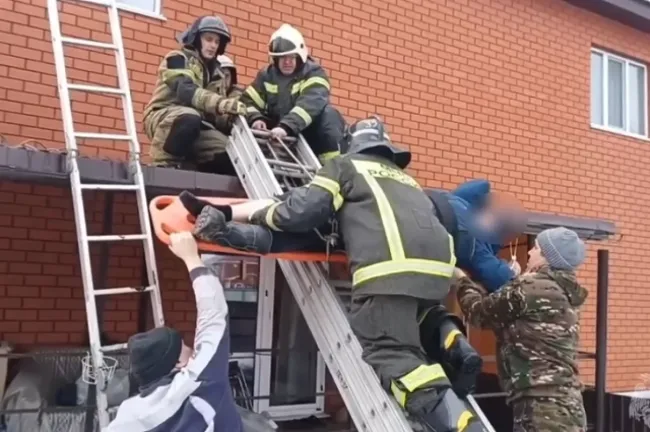 Мужчина сломал ногу на крыше частного дома в Нефтекамске