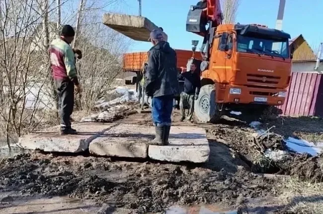 В Нагаево восстановили дорогу, размытую талой водой