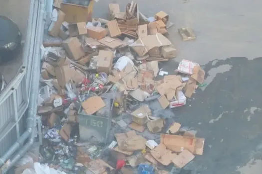 В Уфе жильцы дома обеспокоены строительными завалами рядом со школой